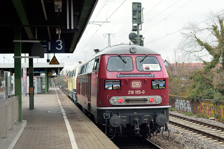 218 446 und 218 155 bei km 16,8 (Dezember 2021)