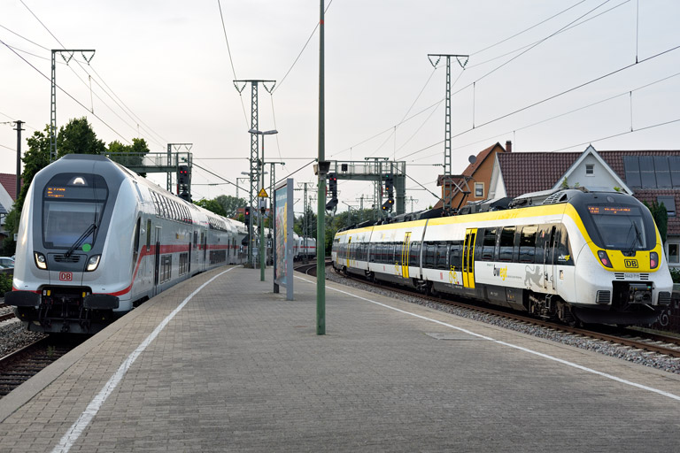 IC 2289/RE 52289 und 3442 215 als RE 17623 bei km 16,8 (August 2021)