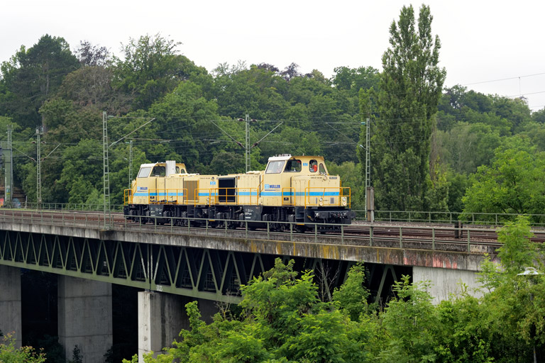 580 008 und 580 009 (beide Gmeinder CKG D 100 BB) als Tfzf (D) 55944 bei km 14,6 (Juli 2021)