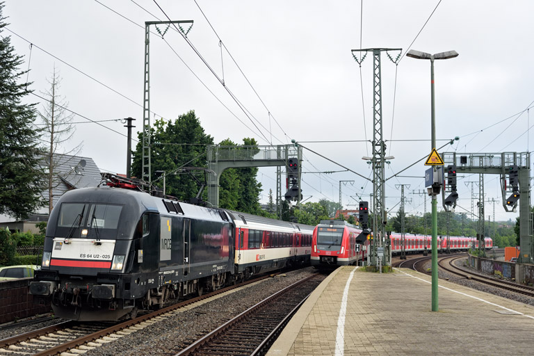 ES 64 U2-025 mit IC 183 bei km 16,6 (Juli 2021)