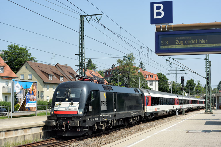 ES 64 U2-025 mit IC 187 bei km 15,6 (Juli 2021)