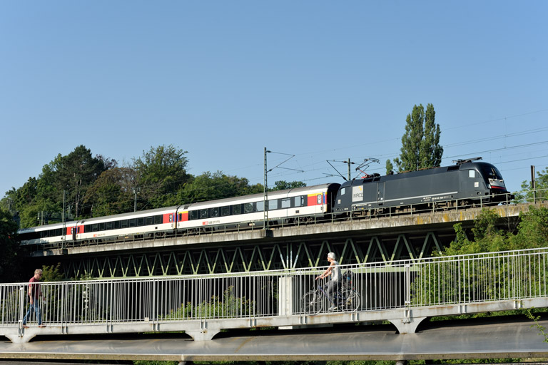 ES 64 U2-025 mit IC 284 bei km 14,6 (Juli 2021)