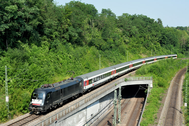 ES 64 U2-026 mit IC 185 bei km 13,8 (Juli 2021)