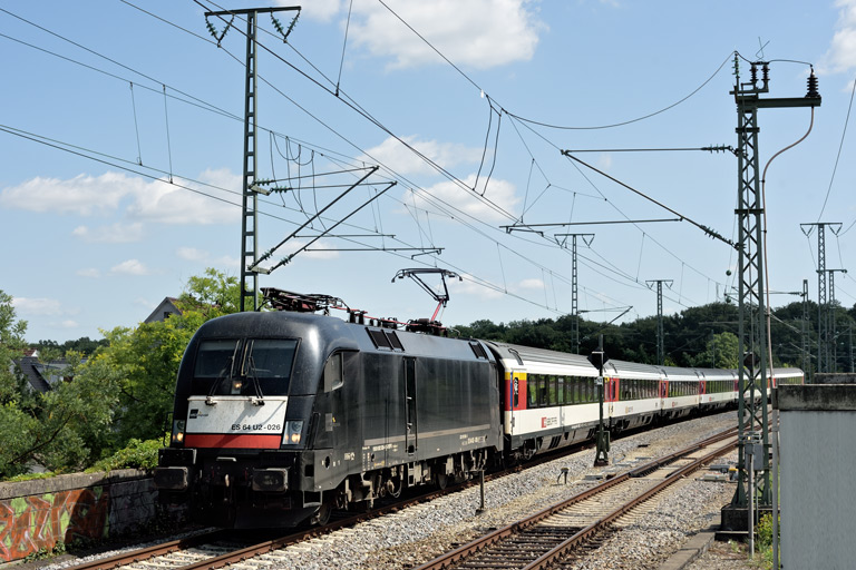 ES 64 U2-026 mit IC 188 bei km 16,8 (Juli 2021)