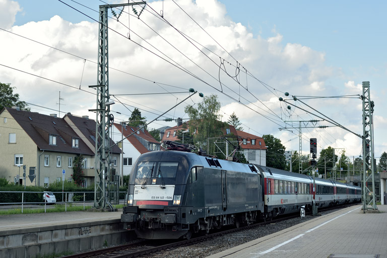 ES 64 U2-026 mit IC 283 bei km 15,4 (Juli 2021)
