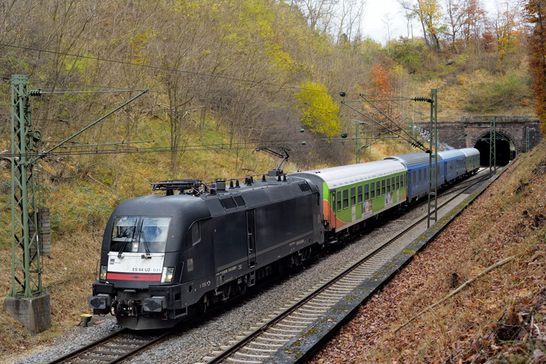 ES 64 U2-034 mit NEX 23802 bei km 18,0 (November 2021)