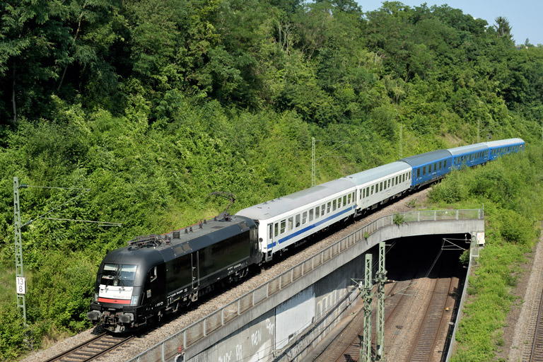 ES 64 U2-034 mit NEX 89349 bei km 13,8 (Juli 2021)