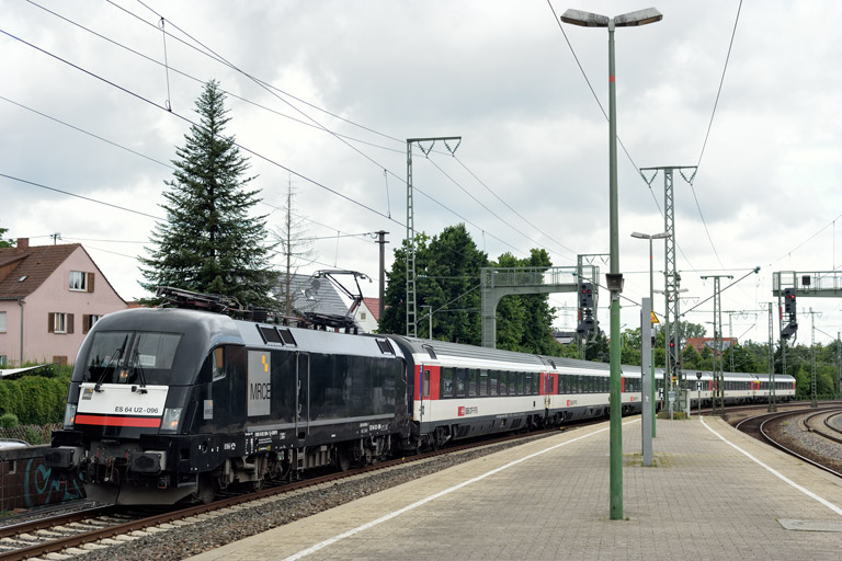 ES 64 U2-096 mit IC 185 bei km 16,8 (Juli 2021)