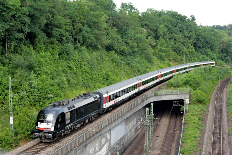 ES 64 U2-096 mit IC 185 bei km 13,8 (Juli 2021)
