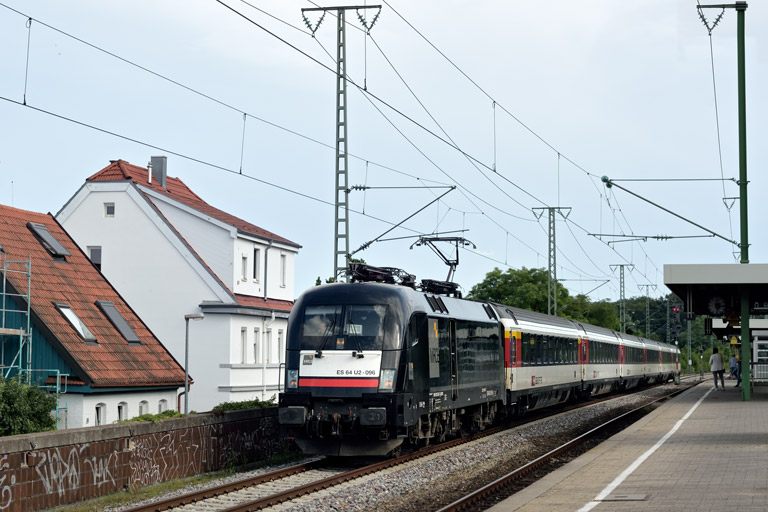ES 64 U2-096 mit IC 188 bei km 16,8 (Juli 2021)