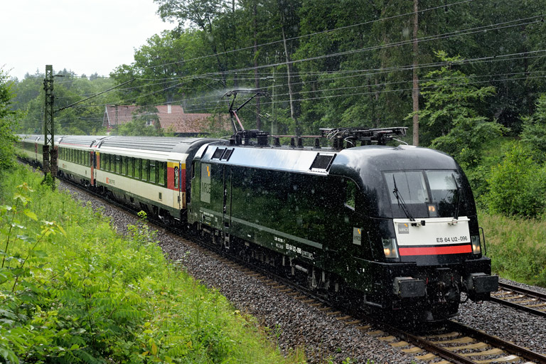 ES 64 U2-096 mit IC 188 bei km 18,2 (Juli 2021)