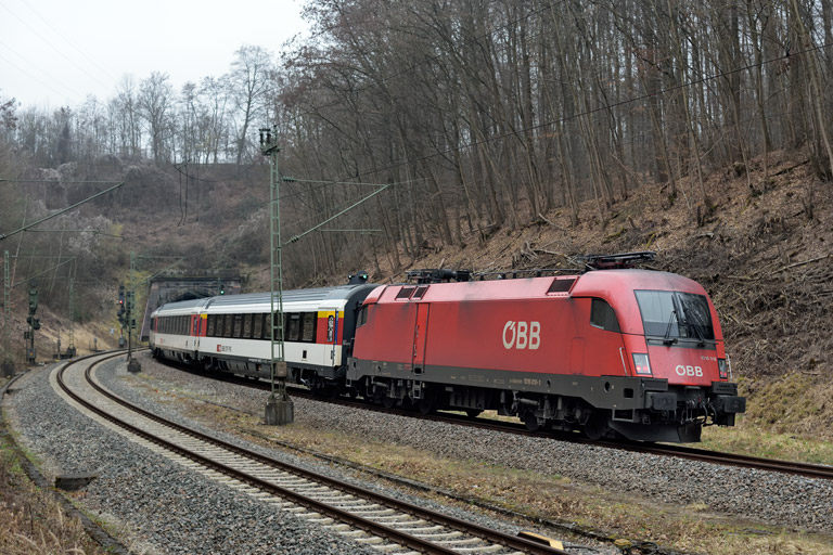 &Ouml;BB 1016 010 mit IC 2511 bei km 17,4 (Februar 2021)