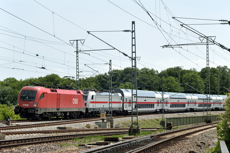 &Ouml;BB 1116 166 und 147 573 mit Fbz-D 77747 bei km 17,0 (Juni 2021)