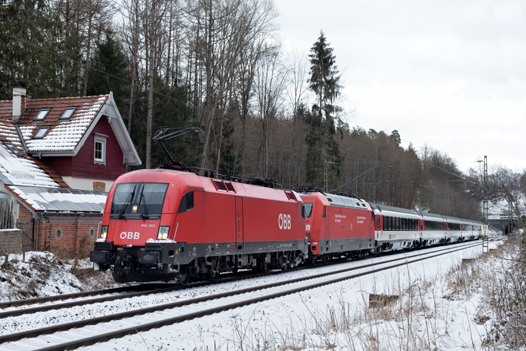 &Ouml;BB 1116 263 und 101 135 mit IC 189 bei km 18,2 (Januar 2021)