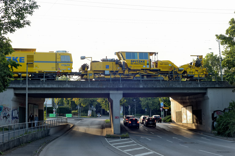 Stopf- und Planiermaschinenzug bei km 16,4 (September 2021)