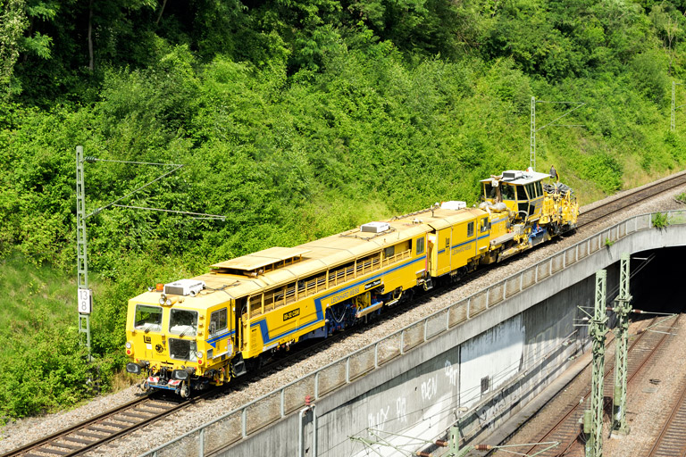 Stopf- und Planiermaschinenzug bei km 13,8 (Juli 2021)