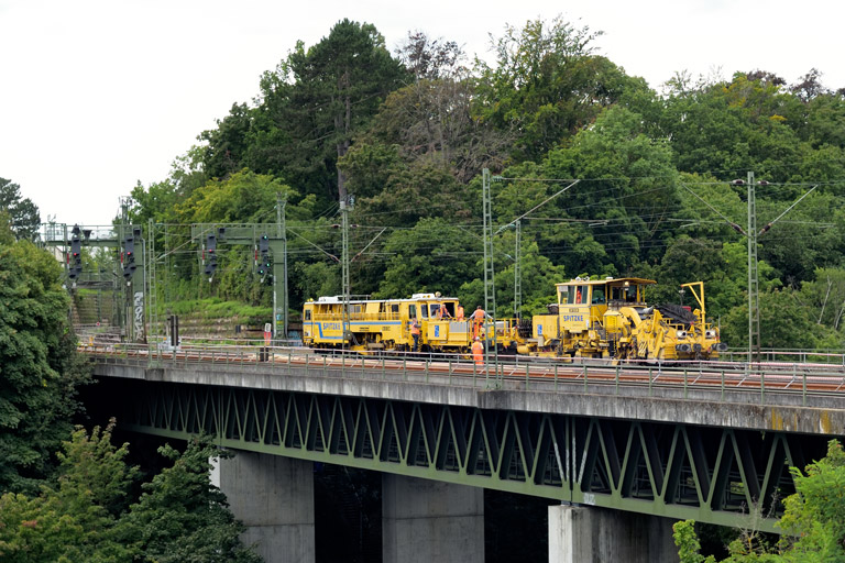 Stopf- und Planiermaschinenzug bei km 14,6 (August 2021)