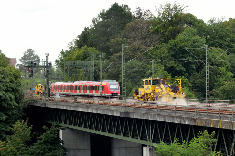 Stopf- und Planiermaschinenzug bei km 14,6 (August 2021)