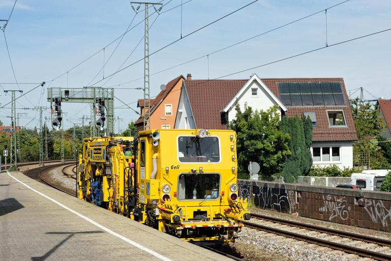 Gleisstopfmaschine 08-275 ZW SH bei km 16,8 (September 2021)