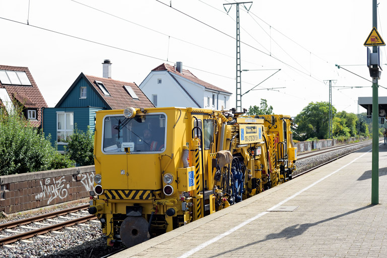 Gleisstopfmaschine 08-275 ZW SH bei km 16,8 (September 2021)