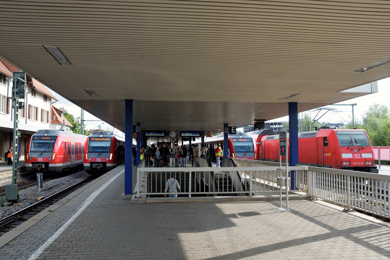 146 211 mit S-Bahnersatzzug und Baureihe 430 bei km 15,6 (August 2021)