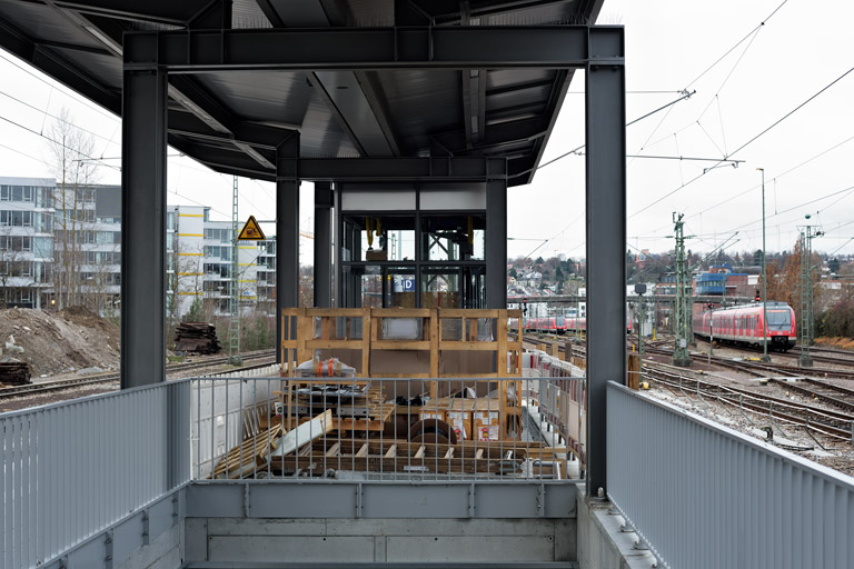 Bahnsteigbau bei km 15,6 (Dezember 2021)