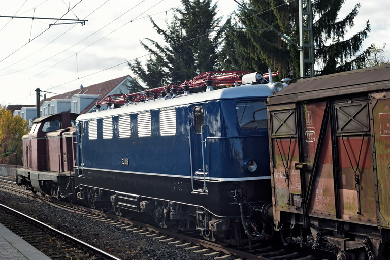 V100 2084 und E41 006 mit DLr 82871 bei km 16,8 (Oktober 2021)