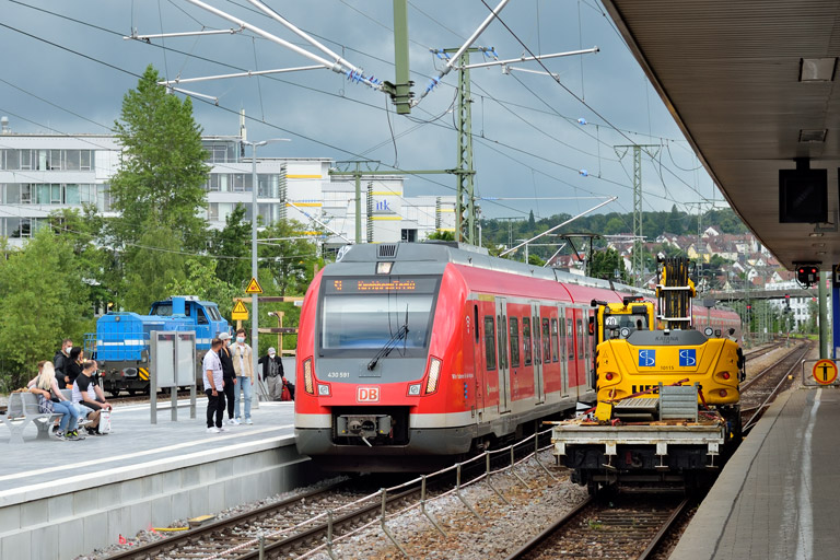 Zweiwegebagger und 430 591 als S1 bei km 15,6 (August 2021)