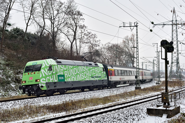 101 005 mit IC 189 bei km 17,4 (Dezember 2022)