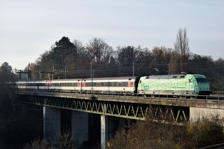 101 005 mit IC 284 bei km 14,6 (Dezember 2022)
