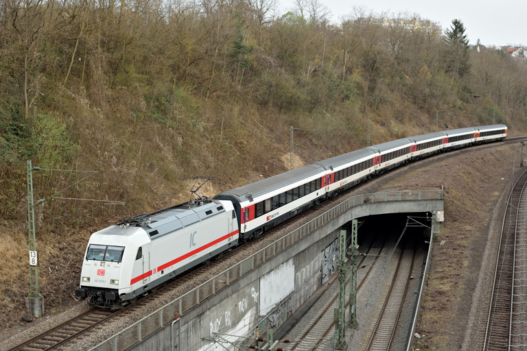 101 013 mit IC 183 bei km 13,8 (M&auml;rz 2022)