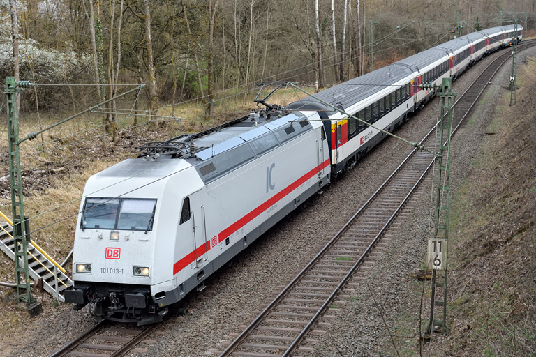 101 013 mit IC 186 bei km 11,6 (M&auml;rz 2022)
