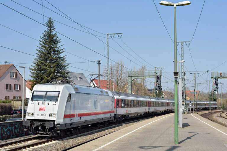 101 013 mit IC 187 bei km 16,6 (M&auml;rz 2022)
