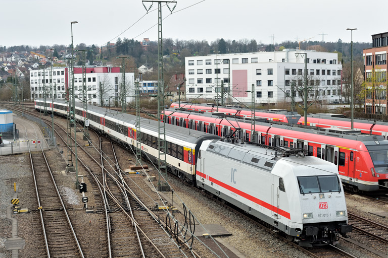 101 013 mit IC 280 bei km 16,0 (M&auml;rz 2022)
