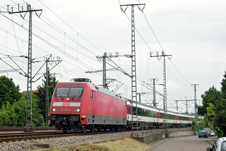 101 030 mit IC 187 bei km 16,4 (Juni 2022)