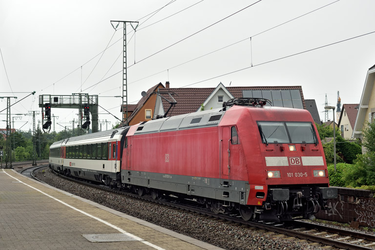 101 030 mit IC 187 bei km 16,8 (Juni 2022)