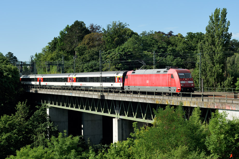 101 030 mit IC 284 bei km 14,6 (Juni 2022)