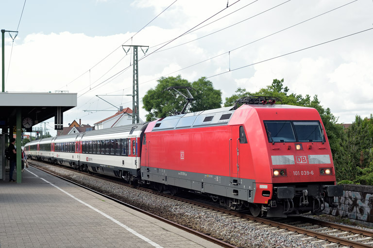 101 039 mit IC 281 bei km 16,8 (Juni 2022)