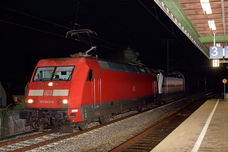 101 040 und 147 575 mit FbZ-D 77757 bei km 16,8 (Januar 2022)