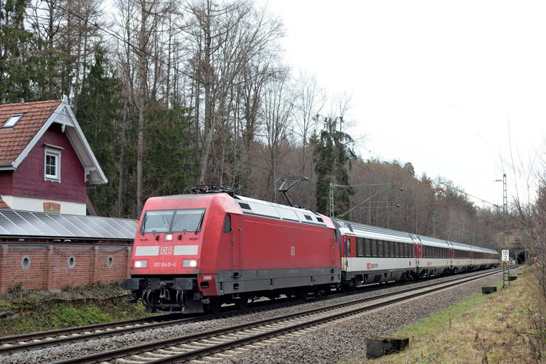 101 040 mit IC 189 bei km 18,2 (Dezember 2022)