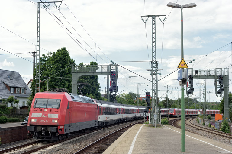 101 046 mit IC 281 bei km 16,6 (Mai 2022)