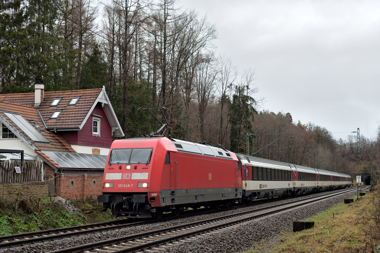 101 048 mit IC 189 bei km 18,2 (Dezember 2022)