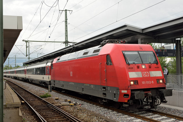 101 052 mit IC 281 bei km 15,6 (Juni 2022)
