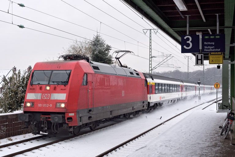 101 052 mit IC 284 bei km 16,8 (Dezember 2022)