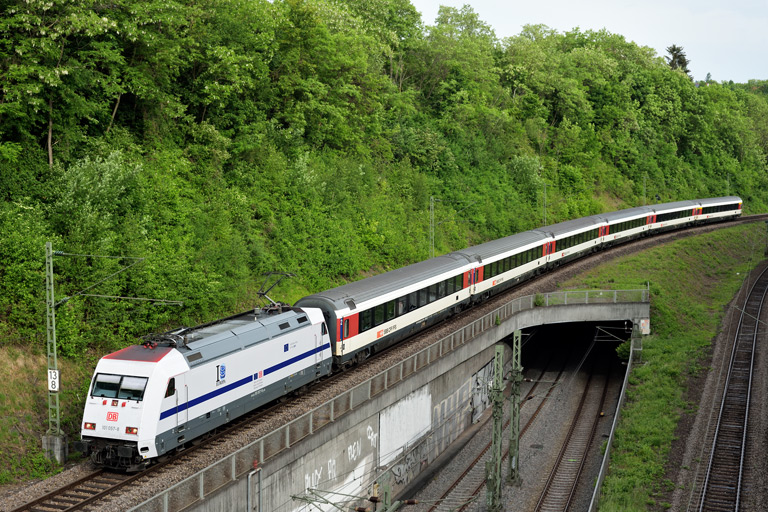 101 057 mit IC 183 km 13,8 (Mai 2022)