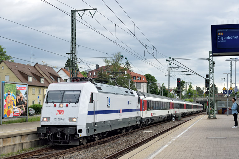 101 057 mit IC 183 bei km 15,6 (Mai 2022)