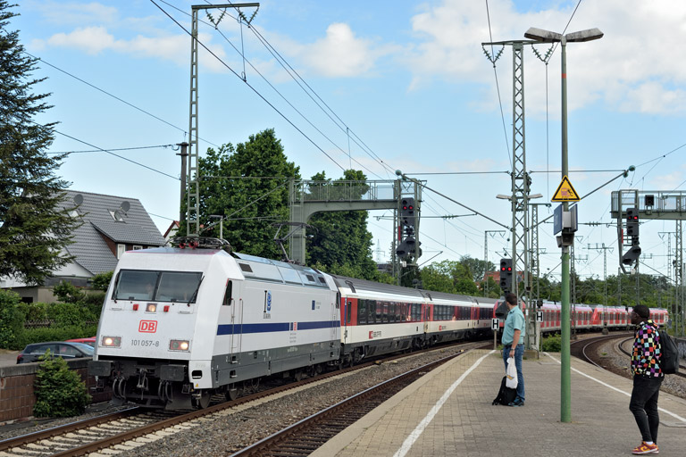 101 057 mit IC 183 bei km 16,6 (Mai 2022)