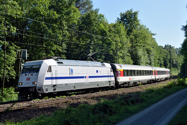 101 057 mit IC 186 bei km 9,8 (Juli 2022)