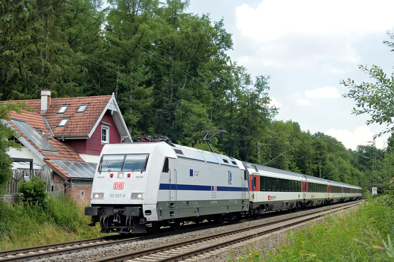 101 057 mit IC 187 bei km 18,2 (Juli 2022)