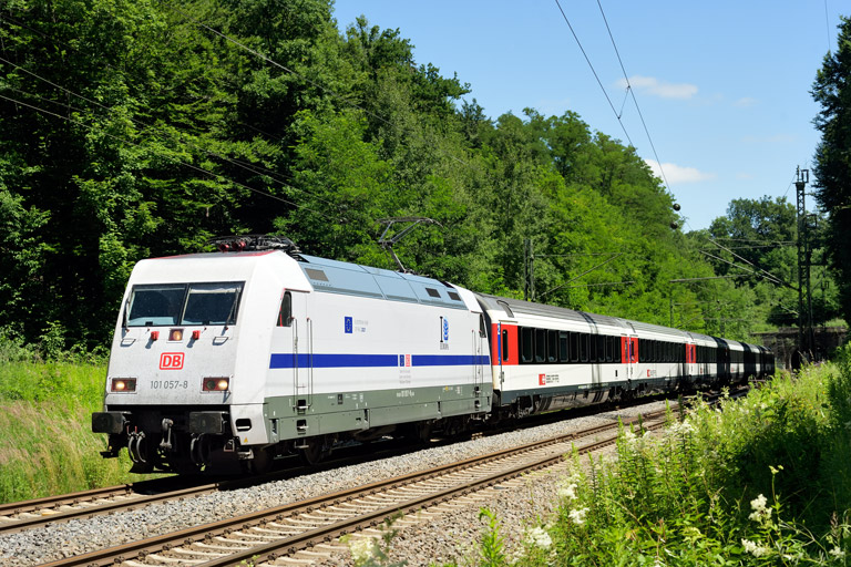 101 057 mit IC 187 bei km 18,0 (Juli 2022)